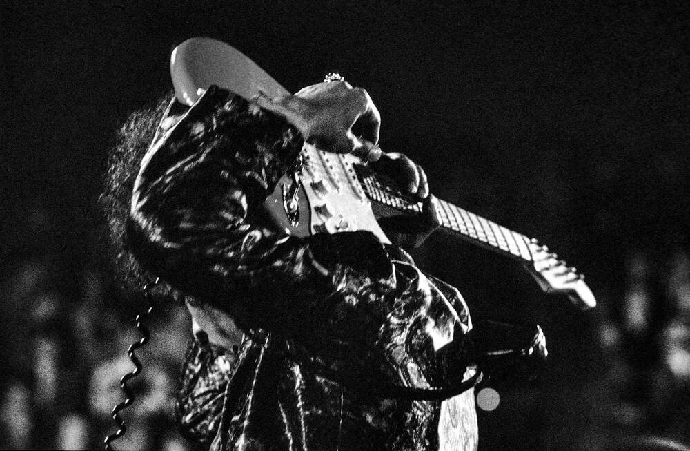 Jimi Hendrix playing behind his head (1967)