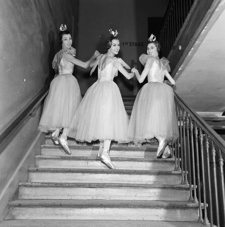 Backstage - de tre ballerinorna i Svansjön Backstage - de tre ballerinorna i Svansjön