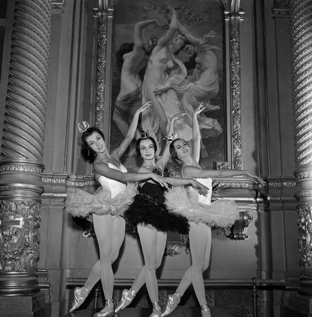 De drie ballerina's uit Het Zwanenmeer in 1960