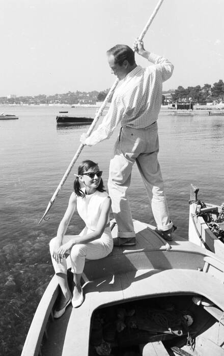 Audrey HEPBURN su una piccola barca Audrey HEPBURN su una piccola barca