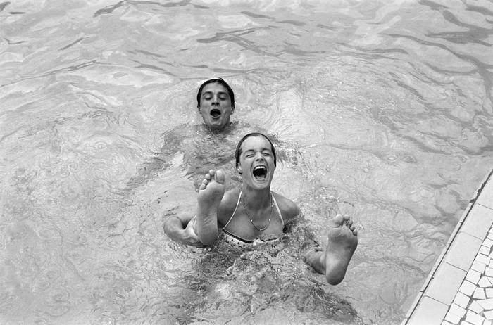 Alain Delon e Romy Schneider in piscina a Monte Carlo Alain Delon e Romy Schneider in piscina a Monte Carlo