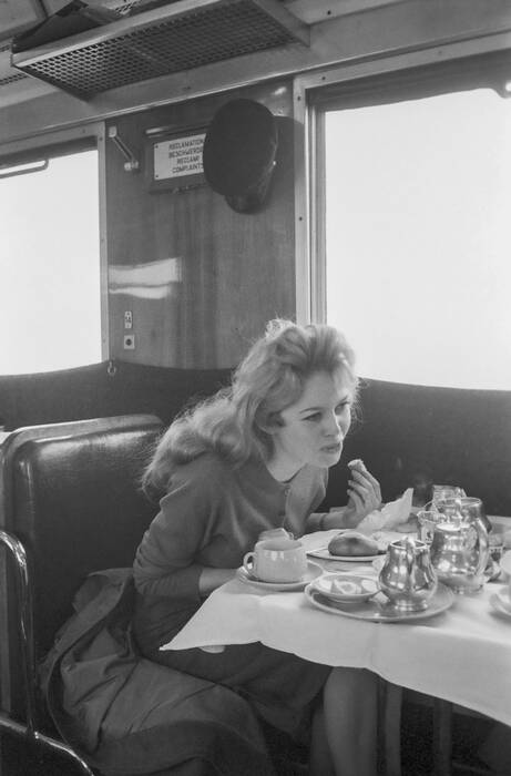Brigitte Bardot pranza sul treno Brigitte Bardot pranza sul treno