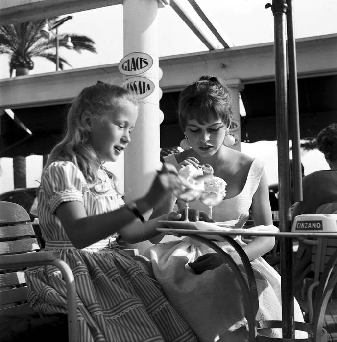 Brigitte Bardot e Brigitte Fossey all'8 ° Festival di Cannes Brigitte Bardot e Brigitte Fossey all'8 ° Festival di Cannes