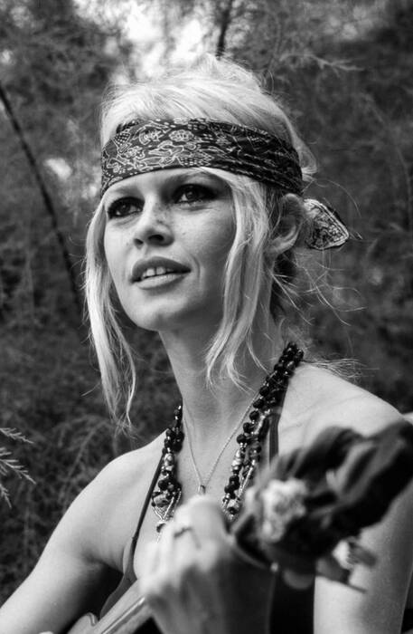 Brigitte Bardot - icona della moda tropeana Brigitte Bardot - icona della moda tropeana