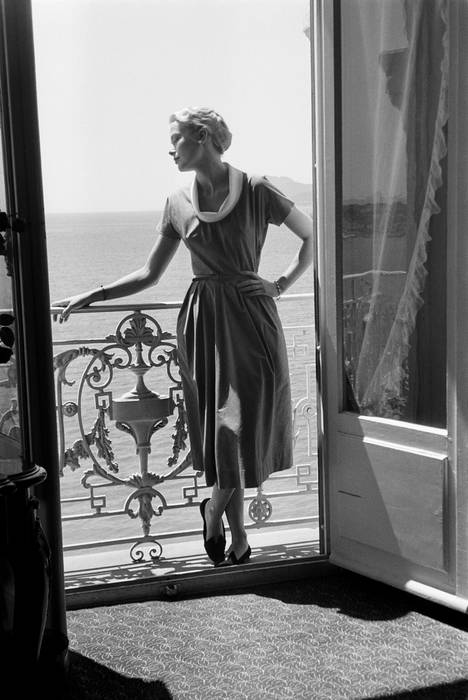 Grace Kelly su un balcone a Cannes (1955) Grace Kelly su un balcone a Cannes (1955)