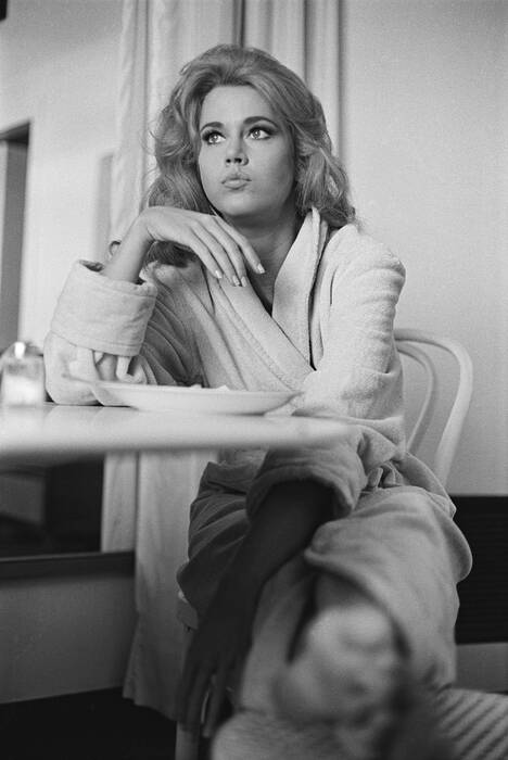 Jane Fonda in badjas op de set