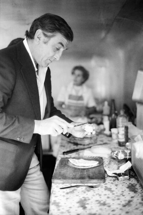 Lino Ventura al catering del film Un papillon sur l'épaule Lino Ventura al catering del film Un papillon sur l'épaule