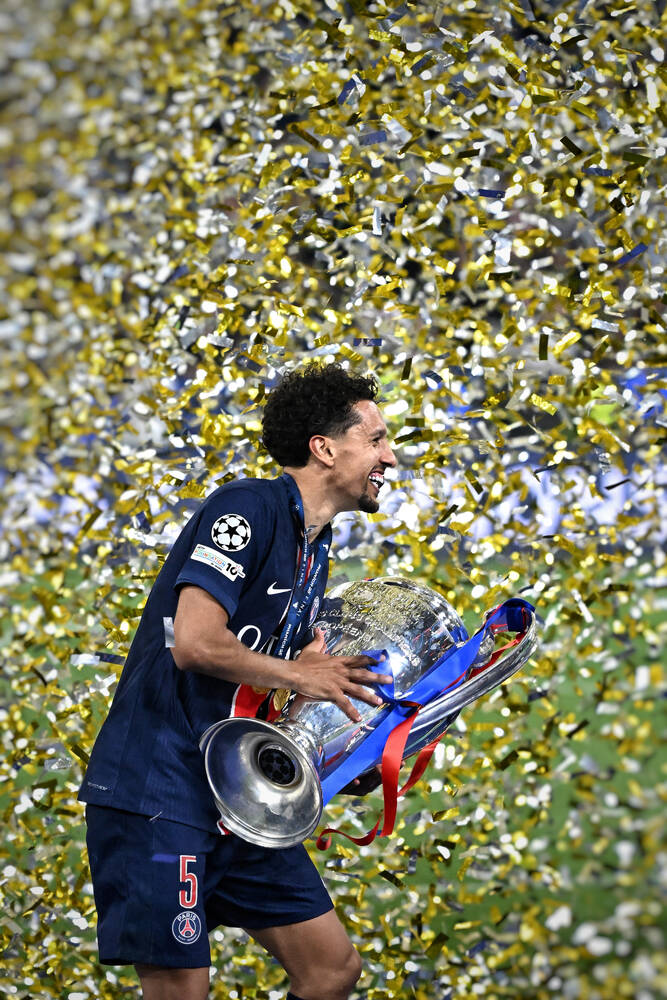 Marquinhos soulève le trophée de Ligue des champions