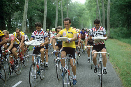Bernard Hinault och hans tidning L'Equipe Bernard Hinault och hans tidning L'Equipe