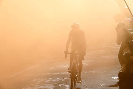 Romain Bardet in der Kurve der Holländer - Tour de France Romain Bardet in der Kurve der Holländer - Tour de France