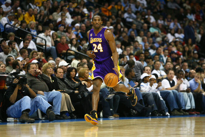 Kobe Bryant schiaccia i Nuggets Kobe Bryant schiaccia i Nuggets