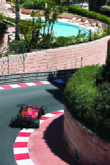 Sainz Ferrari tar sig ut på Monacos gator Sainz Ferrari tar sig ut på Monacos gator