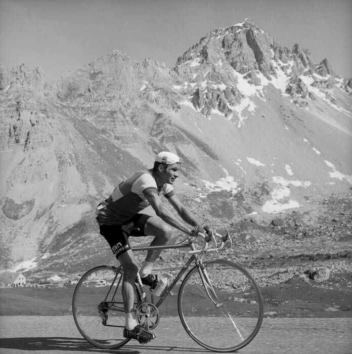 Raymond Poulidor alleen op de klim naar Briançon