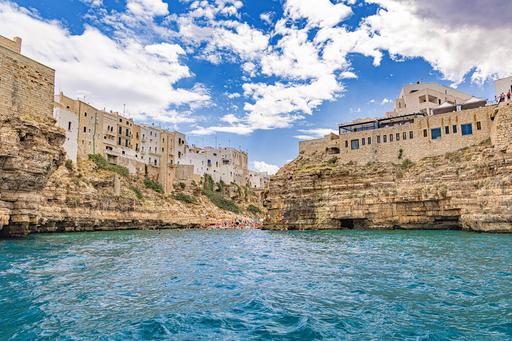 Het kleine strand van Polignano a mare in Puglia