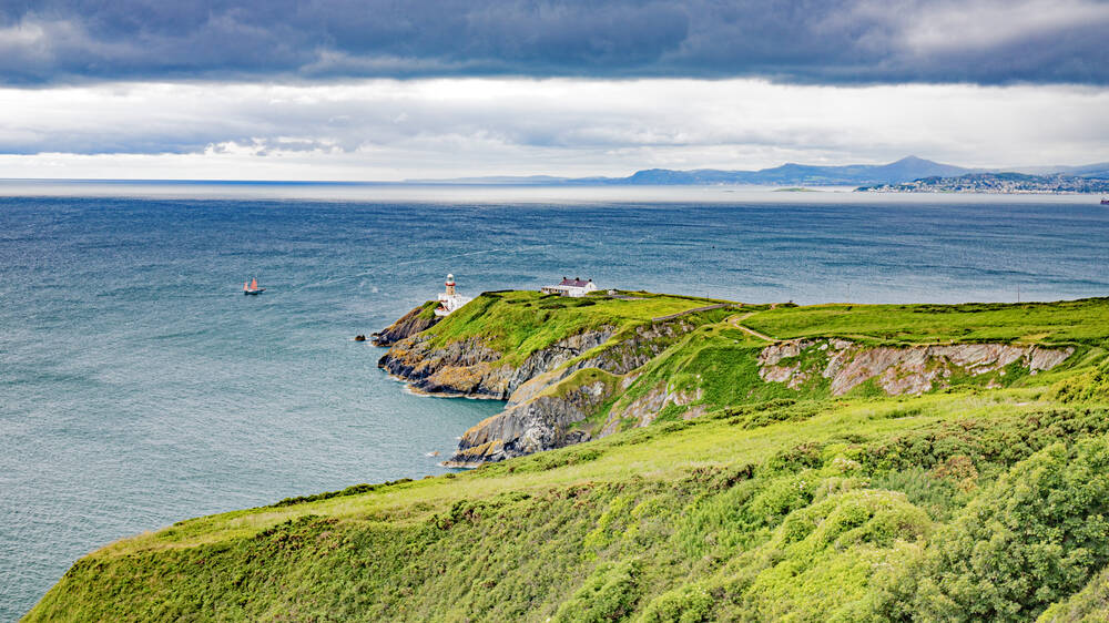 Vuurtoren van Baily in de Ierse Zee aan de kust van Dublin