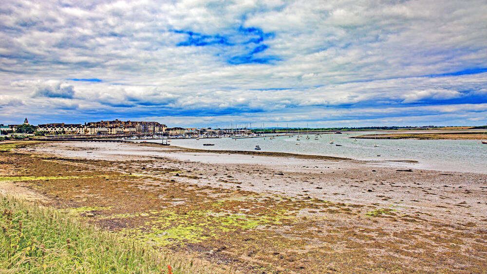 De haven en stad Malahide bij Dublin
