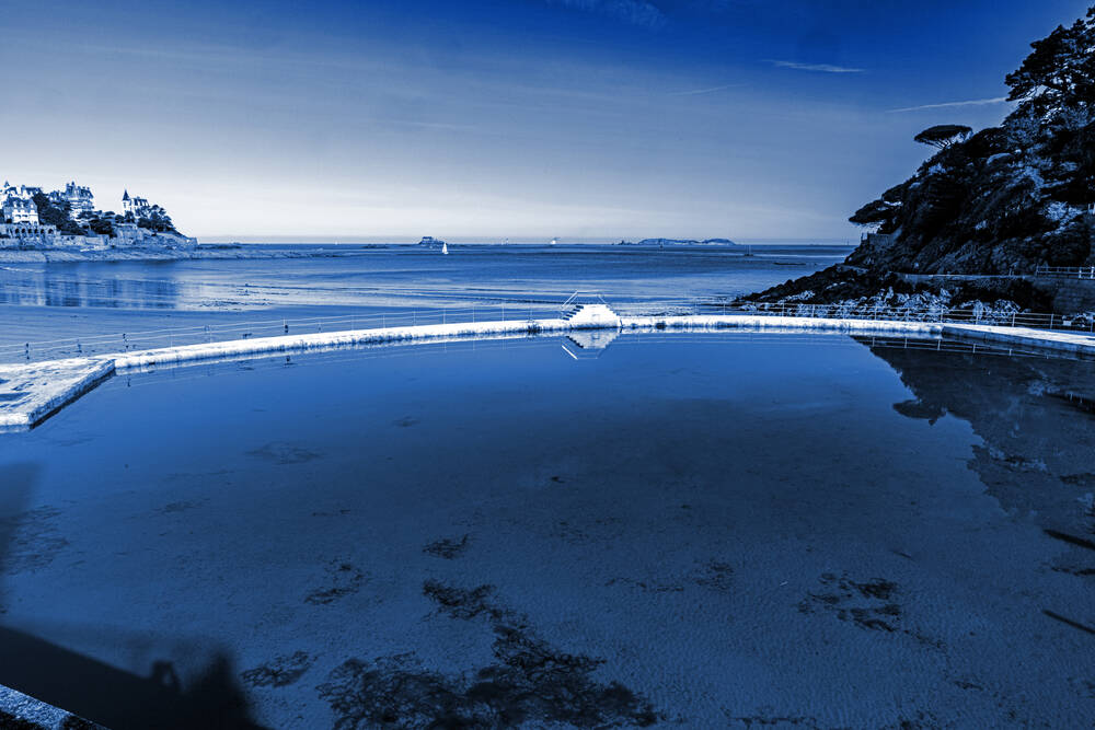 Nuance de bleu sur l'écluse de la plage à Dinard