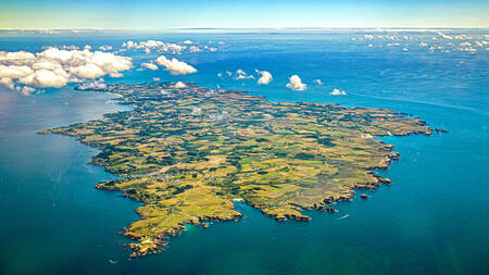 Prachtig eiland in zee gezien vanuit de lucht vanaf Pointe des Poulains Prachtig eiland in zee gezien vanuit de lucht vanaf Pointe des Poulains
