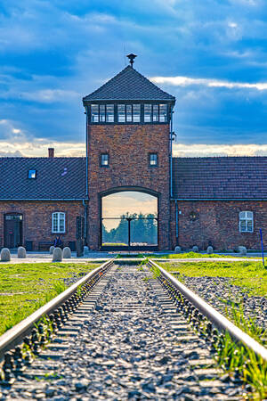 Der Eingang zum Lager Birkenhau in Polen Der Eingang zum Lager Birkenhau in Polen