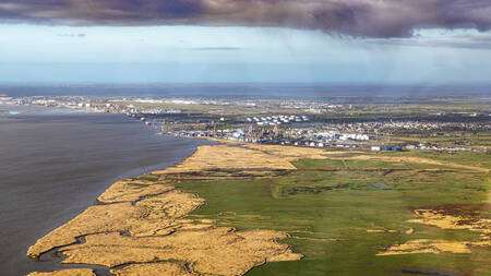 De raffinaderij van Donges-Montoir in het estuarium van de Loire in vogelperspectief De raffinaderij van Donges-Montoir in het estuarium van de Loire in vogelperspectief