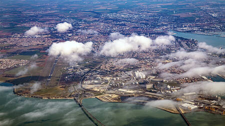 La Rochelle de haven van la palilice en de luchthaven vanuit de lucht gezien La Rochelle de haven van la palilice en de luchthaven vanuit de lucht gezien