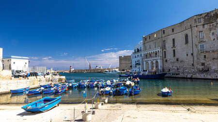 Den vackra hamnen i Monopoli i Italiens Puglia-region Den vackra hamnen i Monopoli i Italiens Puglia-region