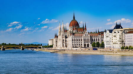 Parlamentet vid foten av Donaus strand i Budapest Parlamentet vid foten av Donaus strand i Budapest