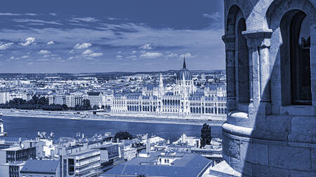 Parlamentet i Budapest på andra sidan Donau Parlamentet i Budapest på andra sidan Donau