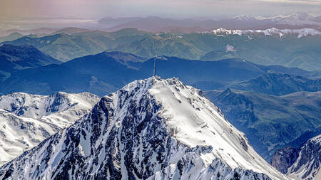 De Pic du Midi van de Pyreneeën naar Bigorre in de sneeuw