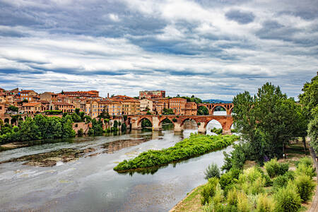Le Tarn traversant Albi la ville rouge