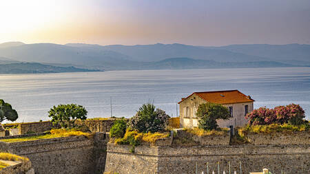 Poster Zonsopgang boven de citadel van Ajaccio Poster Zonsopgang boven de citadel van Ajaccio