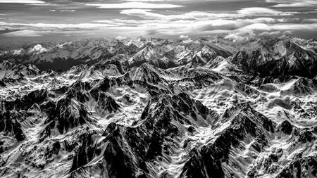 Montagne pirenaiche all'alba viste dall'alto Montagne pirenaiche all'alba viste dall'alto