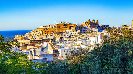 Ostuni med utsikt över Adriatiska havet i Italiens Puglia-region Ostuni med utsikt över Adriatiska havet i Italiens Puglia-region