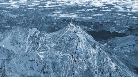 Pic du Midi de Bigorre Zuidkant vanuit de lucht Pic du Midi de Bigorre Zuidkant vanuit de lucht