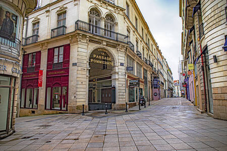 Pommeraye and Co Nantes containment pendant