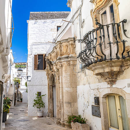 Smala gator i Puglia i södra Italien Smala gator i Puglia i södra Italien