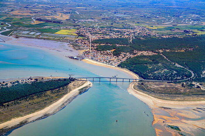 Beauvoir sur mer Fromentine en de brug van Noirmoutier vanuit de lucht gezien