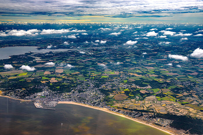 La Turballe och Brebis-stranden sedda från luften La Turballe och Brebis-stranden sedda från luften