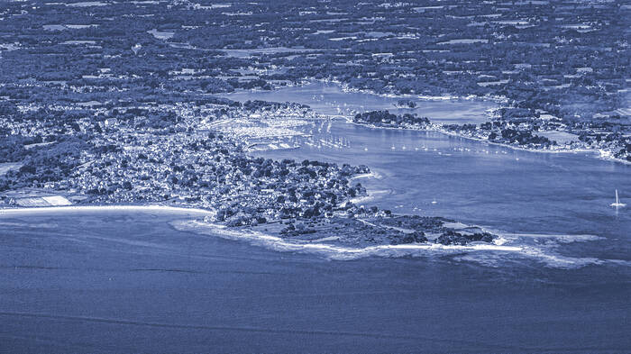 De haven van La Trinité sur Mer gezien vanuit de lucht bij Quiberon