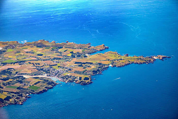 De haven van Sauzon en Pointe des Poulains in Belle Ile en Mer du Ciel