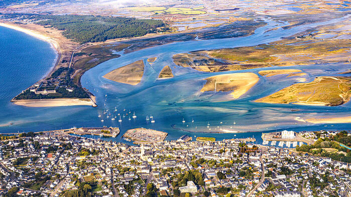 De haven van Le Croizic en de moerassen van La Baule gezien vanuit de lucht