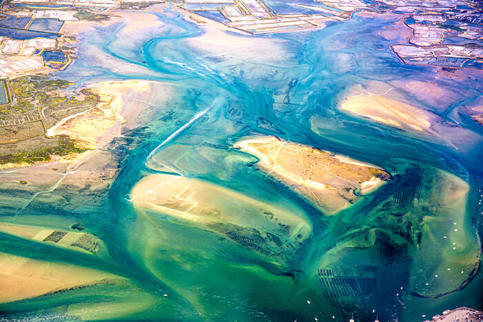 Mijn moerassen van Guerande en de baai van La Baule gezien vanuit de lucht