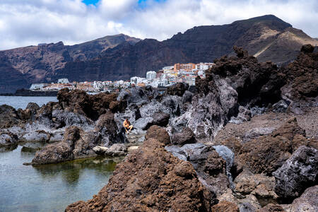 Alone among the rocks of Los Gigantes