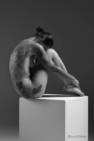 Naken i en kub Naken i en kub