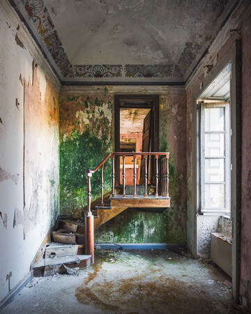 Trätrappa i en övergiven villa med mossa Trätrappa i en övergiven villa med mossa
