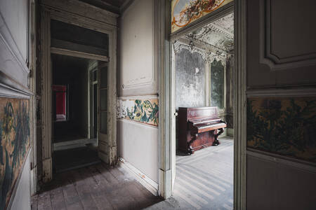 Piano i ett övergivet vardagsrum Piano i ett övergivet vardagsrum