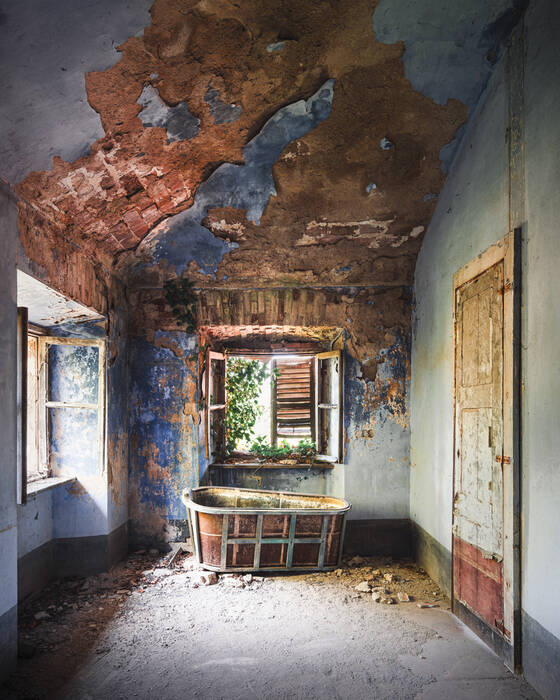 Verlaten badkuip in blauwe kamer