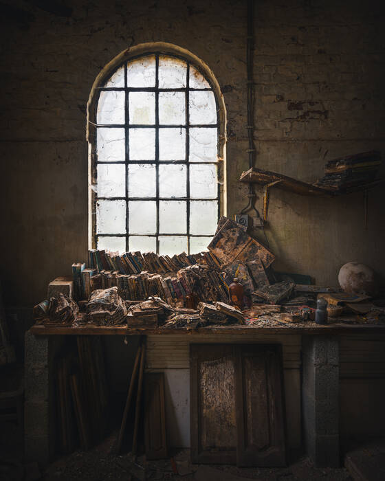 Vervallende boeken in verlaten aardewerk