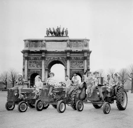 Des agriculteurs devant l'Arc du Caroussel en 1959 Des agriculteurs devant l'Arc du Caroussel en 1959