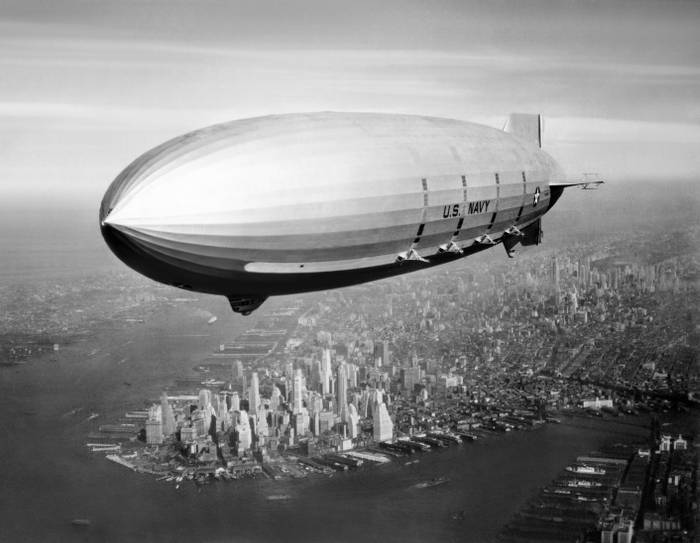 De USS Macon over de haven van New York...